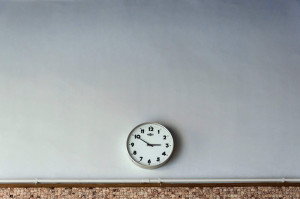 Analoge Uhr in Schule