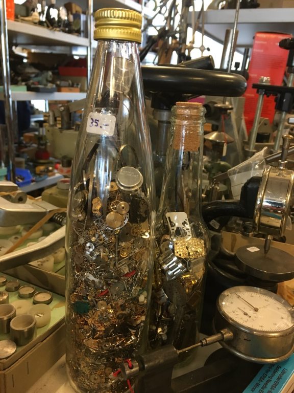 Flasche mit Uhren Teilen - Herrli